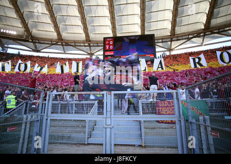 28.05.2017. Stadio Olimpico, Rom, Italien. Serie A Fußball. Totti-Tag.  Totti grüßt Fans Curva Sud in die Serie A Spiel AS Rom Vs Genua im Stadio Olimpico in Rom am 28. Mai. Stockfoto