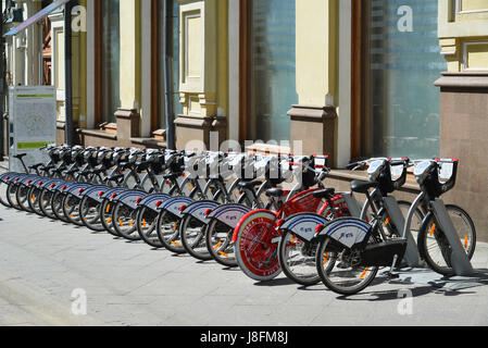 Moskau, Russland - Mai 06.2017. Fahrradverleih im Kusnezker Straßenbrücke Stockfoto