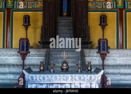 Altar mit rituellen Utensilien, Imperial Hall of Heaven, die himmlischen Lager, Himmelstempel, Peking, China Stockfoto