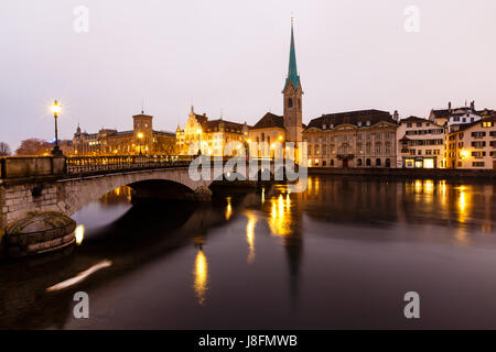 Blick auf Zürich und die alte Stadt Zentrum reflektiert in der Limmat am Morgen, Schweiz Stockfoto