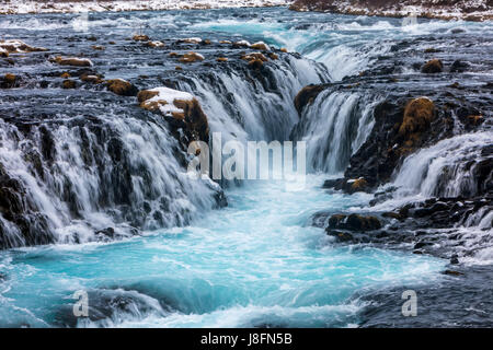 Bruarfoss-Wasserfall mit türkisfarbenem Wasser im Winter, Südisland Stockfoto