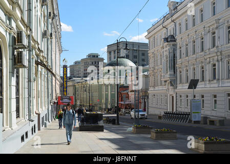 Moskau, Russland - Mai 06.2017. Gesamtansicht der Straße Bolshaya Dmitrovka Stockfoto