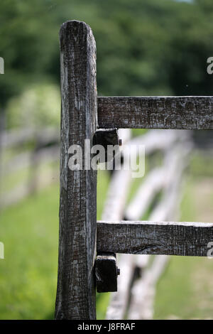 Alte hölzerne Corral Zaun in Wiese Ländliches Motiv Bokeh Stimmung Stockfoto