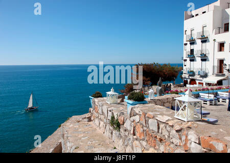 Blue Dream Cocktail Bar mit Blick auf das Mittelmeer in Peniscola, Castellon Stockfoto