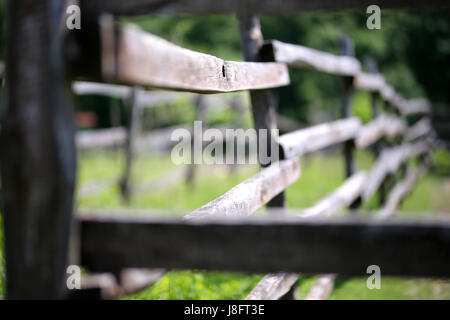 Alte hölzerne Corral Zaun in Wiese Ländliches Motiv Bokeh Stimmung Stockfoto