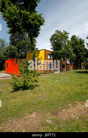 Containerville in einer Seitenstraße direkt neben einem Park in Paris. Bezahlbarer Wohnraum in der Hauptstadt für niedrige Arbeitnehmer. Stockfoto