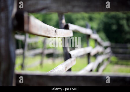 Nahaufnahme der Holzzaun auf der Koppel Ackerland ländliche Szene Stockfoto