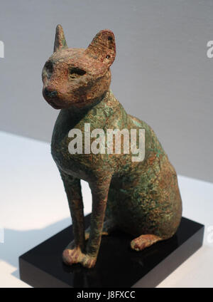 Heilige Katze, Ägypten, Dritte Zwischenzeit zur Spätzeit, 22. 30. Dynastie, c. 945 332 v. Chr. bronze Matsuoka Museum of Art Tokyo, Japan-DSC06976 Stockfoto