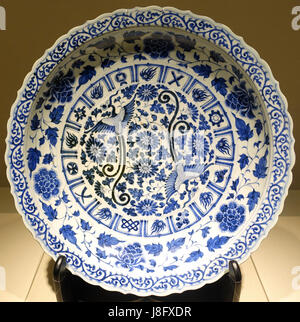 Diese große Keramikschale, die während der Yuan-Dynastie (14. Jahrhundert) im Jingdezhen-Ofen in China hergestellt wurde, zeigt komplexe blau-weiße Designs von paarweise phoenixes und Chrysanthemen, die chinesische künstlerische Traditionen repräsentieren. Stockfoto