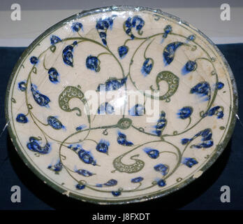 Schüssel mit Arabesken Design, Iran, 13. Jahrhundert n. Chr., blaue und Grüne Glasur auf weißem Grund Keramik Matsuoka Museum of Art Tokyo, Japan-DSC07262 Stockfoto