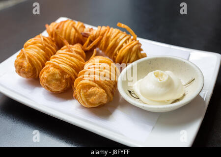 Nudeln mit Garnelen rollt Stockfoto