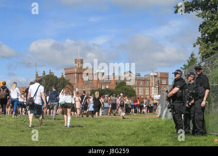 Bewaffnete Polizisten im Einsatz als Massen von Menschen kommen auf BBC Radio 1 Big Weekend bei Burton Constable Hall, Burton Constable, Skirlaugh im Rumpf. Stockfoto