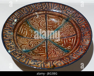 Gericht im Iran lackiert 14. Jahrhundert n. Chr., Fritware, Unterglasur in Glanz, blauen und türkisfarbenen Aga Khan Museum Toronto, Kanada DSC06675 Stockfoto