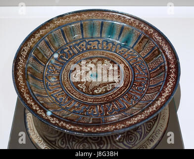 Gericht, Iran, 13. Jahrhundert n. Chr. Fritware Unterglasur bemalt mit Glanz und blaue Aga Khan Museum Toronto, Kanada DSC06677 Stockfoto