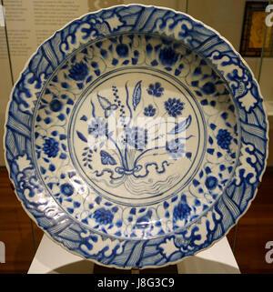 Gericht, Iran, 17. Jahrhundert n. Chr., Unterglasur bemalt Fritware Aga Khan Museum Toronto, Kanada DSC06840 Stockfoto