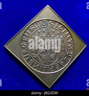 Auf der Vorderseite der Klippe-Medaille aus dem Jahr 1253 ist das Berliner Stadtzegel zu sehen. Dieses historische Artefakt gibt Einblick in die mittelalterliche Bürgersymbolik der Stadt und ihre Rolle im Heiligen Römischen Reich während des 13. Jahrhunderts. Stockfoto