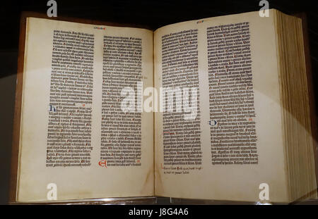 Eine Seite aus der Gutenberg-Bibel, die die Bedeutung früherer gedruckter Texte im religiösen und historischen Kontext zeigt. Stockfoto