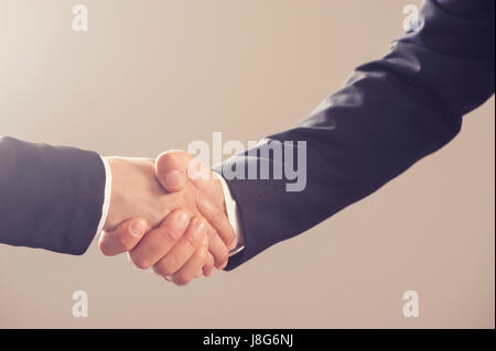 Handschlag von Geschäftspartnern nach Vertragsunterzeichnung Stockfoto