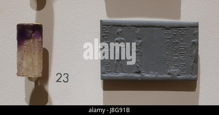Beschriftete Zylinder Dichtung mit Lineal und Gottheit, alten Babylonian Periode, c. 2000 1600 BC Harvard Semitic Museum Cambridge, MA DSC06185 Stockfoto