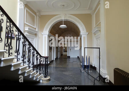 Das Bild zeigt einen Flur in Stowe House in Buckinghamshire, England. Stowe House ist bekannt für seine historische Architektur und die Verbindung mit der britischen Aristokratie. Der Flur verfügt über klassische Designelemente, die die Pracht des Herrenhauses aus dem 18. Jahrhundert widerspiegeln. Stockfoto