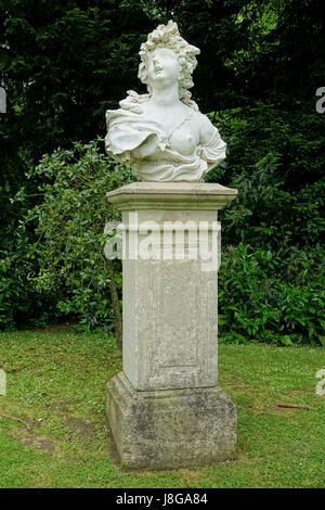 „Erato“ von Filippo Parodi, eine Skulptur aus den frühen 1700er Jahren im Waddesdon Manor in Buckinghamshire, England, repräsentiert die Muse lyrischer Poesie in der klassischen Kunst. Stockfoto