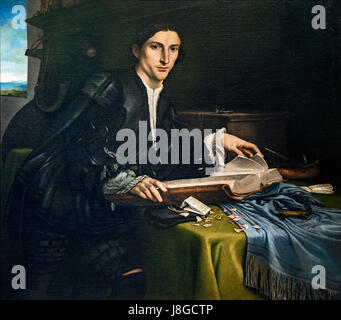 Das „Ritratto di giovane gentiluomo nel suo Studio“ von Lorenzo Lotto, katalogisiert als Cat.912, ist ein Renaissanceporträt, das die Fähigkeiten der artistâ in der Darstellung von Aristokratie und ihrer persönlichen Umgebung zeigt. Stockfoto