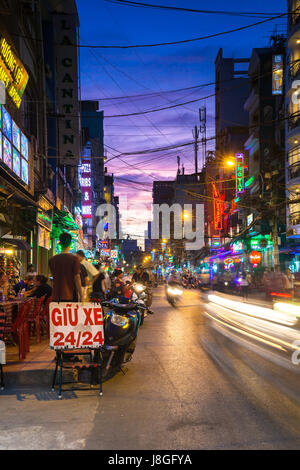 Ho-Chi-Minh-Stadt, Vietnam - 20. November 2015: Nachtansicht der überfüllten Bui Vien Street, berühmte Rucksacktouristen Gegend in Saigon, 20. November 2015, Vietnam. Stockfoto