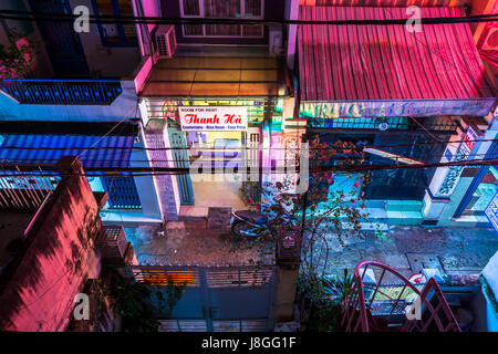 Ho-Chi-Minh-Stadt, Vietnam - 24. November 2015: Nacht Blick auf die leere Rückseite Allée des Bezirk 1, berühmte Rucksacktouristen Gegend in Saigon, 24. November, Stockfoto