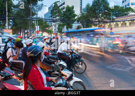 Ho-Chi-Minh-Stadt, Vietnam - 19. November 2015: Motorrad-Fahrer warten auf das grüne Signal an der Kreuzung am 19. November 2015 in Ho Chi Minh Stockfoto