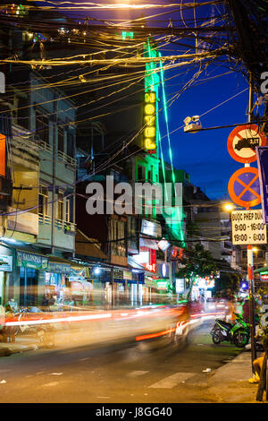 Ho-Chi-Minh-Stadt, Vietnam - 20. November 2015: Nachtansicht des Bereichs Bui Vien Street berühmten Backpacker im District 1 am 20. November 2015 in Ho-Chi Stockfoto