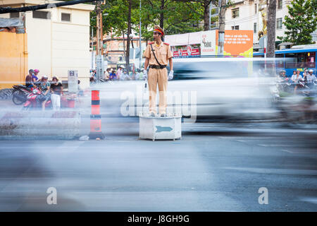 Ho-Chi-Minh-Stadt, Vietnam - 19. November 2015: Vietnamesische-Helfer regulieren Verkehr an der belebten Kreuzung am 19. November 2015 in Ho-Chi-Minh-Stadt, V Stockfoto