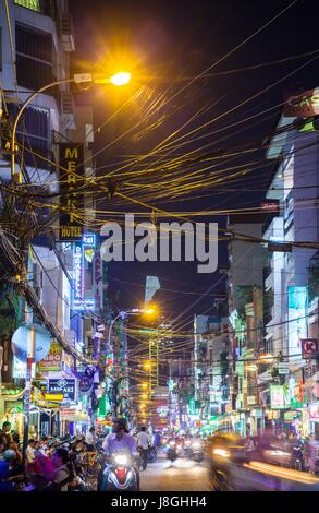 Ho-Chi-Minh-Stadt, Vietnam - 20. November 2015: Nachtansicht der überfüllten Bui Vien Street, berühmte Rucksacktouristen Gegend in Saigon, 20. November 2015, Vietnam. Stockfoto