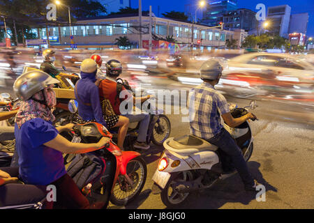 Ho-Chi-Minh-Stadt, Vietnam - 19. November 2015: Motorrad-Fahrer warten auf das grüne Signal an der Kreuzung am 19. November 2015 in Ho Chi Minh Stockfoto