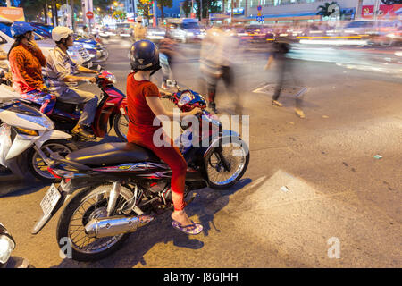 Ho-Chi-Minh-Stadt, Vietnam - 19. November 2015: Motorrad-Fahrer warten auf das grüne Signal an der Kreuzung am 19. November 2015 in Ho Chi Minh Stockfoto