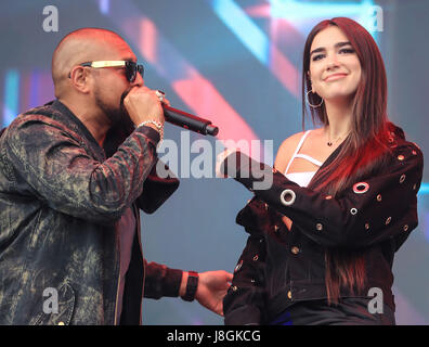 Sean Paul (links) und Dua Lipa führen während einer Zusammenarbeit mit Mura Masa bei BBC Radio 1 Big Weekend bei Burton Constable Hall, Burton Constable, Skirlaugh im Rumpf. Stockfoto