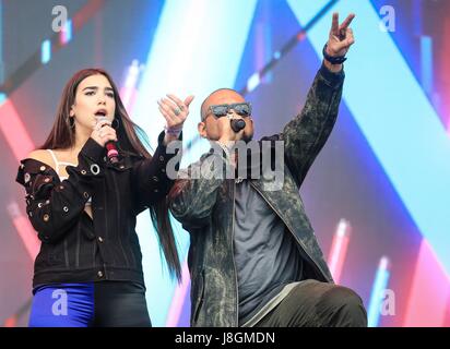 Dua Lipa (links) und Sean Paul führen während einer Zusammenarbeit mit Mura Masa bei BBC Radio 1 Big Weekend bei Burton Constable Hall, Burton Constable, Skirlaugh im Rumpf. Stockfoto