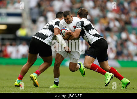 Englands Jonny kann (Mitte) von Barbaren Yann David (rechts) und Robbie Fruean während dem alten gegenseitiger Reichtum Pokalspiel im Twickenham Stadium, London in Angriff genommen wird. Stockfoto