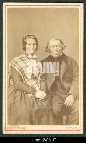 Dieser Titel bezieht sich auf eine Carte de Visite (CDV)-Fotografie von Friedrich Karl Wunder, die ein älteres Ehepaar darstellt. CDVs waren beliebte Fotoformate im 19. Jahrhundert und dieses Bild zeigt die Arbeit eines renommierten Fotografen. Stockfoto