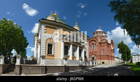 Der Blick in Richtung Pokrowski und St. Nikolaus Kathedralen entlang der Straße vom Sonntag-Pfarrschule der Fürbitte Khotkovo Kloster, Moskau zentrale alley Stockfoto