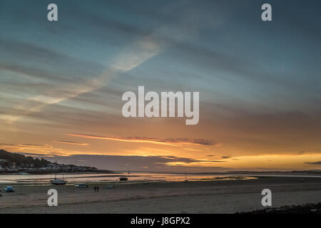 Einen traumhaften Sonnenuntergang in North Devon suchen Seaward in Richtung der Irischen See Stockfoto