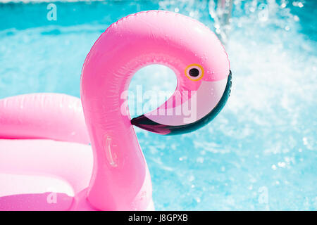 Sommer Lifestyle Portrait Luftmatratze im Ozean. Stockfoto