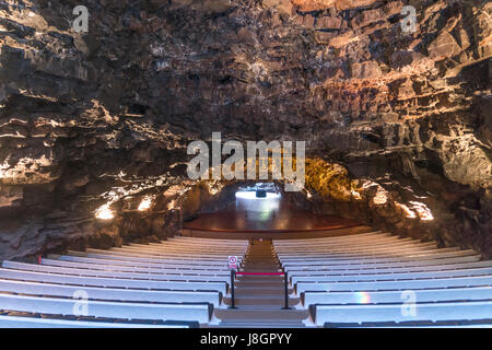 Konzertsaal in der Lavaröhre Jameos del Agua, Haria, Insel Lanzarote, Kanarische Inseln, Spanien |  Konzert-Saal in der Lavaröhre Jameos del Agu Stockfoto