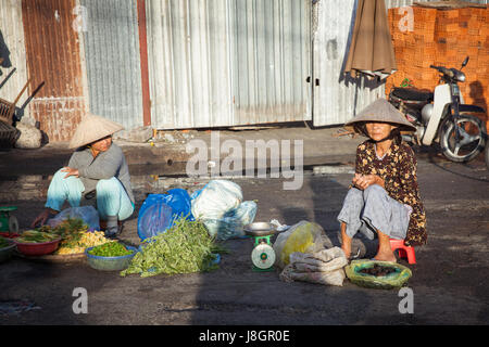 Nha Trang, Vietnam - 2. Dezember 2015: Vietnamesische Frauen Gemüse auf dem Straßenmarkt, Nha Trang, Vietnam am 2. Dezember 2015 verkaufen. Stockfoto