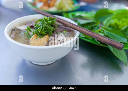 Vegane Version des berühmten Vietnamse-Nudelsuppe Pho, serviert mit frischen Kräutern im buddhistischen lokal, Nha Trang, Vietnam. Stockfoto