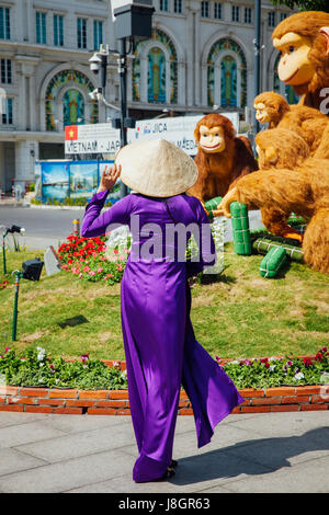 Ho-Chi-Minh-Stadt, Vietnam - 7. Februar 2016: Vietnamesische Frau in Tracht Ao Dai stellt für Bild auf das neue Jahr Blumenfest in Ho Ch Stockfoto