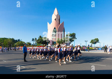 Nha Trang, Vietnam - 31. Mai 2016: Pioneer Kinder marschieren auf der Parade am Ende des Schuljahres in Nha Trang, Vietnam am 31. Mai 2016. Stockfoto