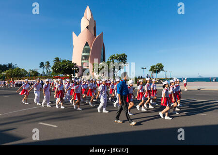 Nha Trang, Vietnam - 31. Mai 2016: Pioneer Kinder marschieren auf der Parade am Ende des Schuljahres in Nha Trang, Vietnam am 31. Mai 2016. Stockfoto