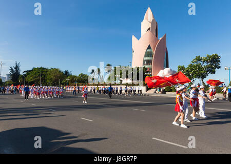 Nha Trang, Vietnam - 31. Mai 2016: Pioneer Kinder marschieren auf der Parade am Ende des Schuljahres in Nha Trang, Vietnam am 31. Mai 2016. Stockfoto