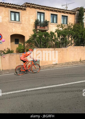 Radfahrer übergeben San Pataleo in der ersten Phase Alghero-Olbia, Giro d ' Italia 2017, Sardinien, Italien Stockfoto