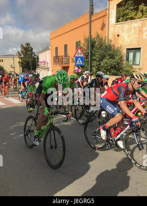 Radfahrer übergeben San Pataleo in der ersten Phase Alghero-Olbia, Giro d ' Italia 2017, Sardinien, Italien Stockfoto